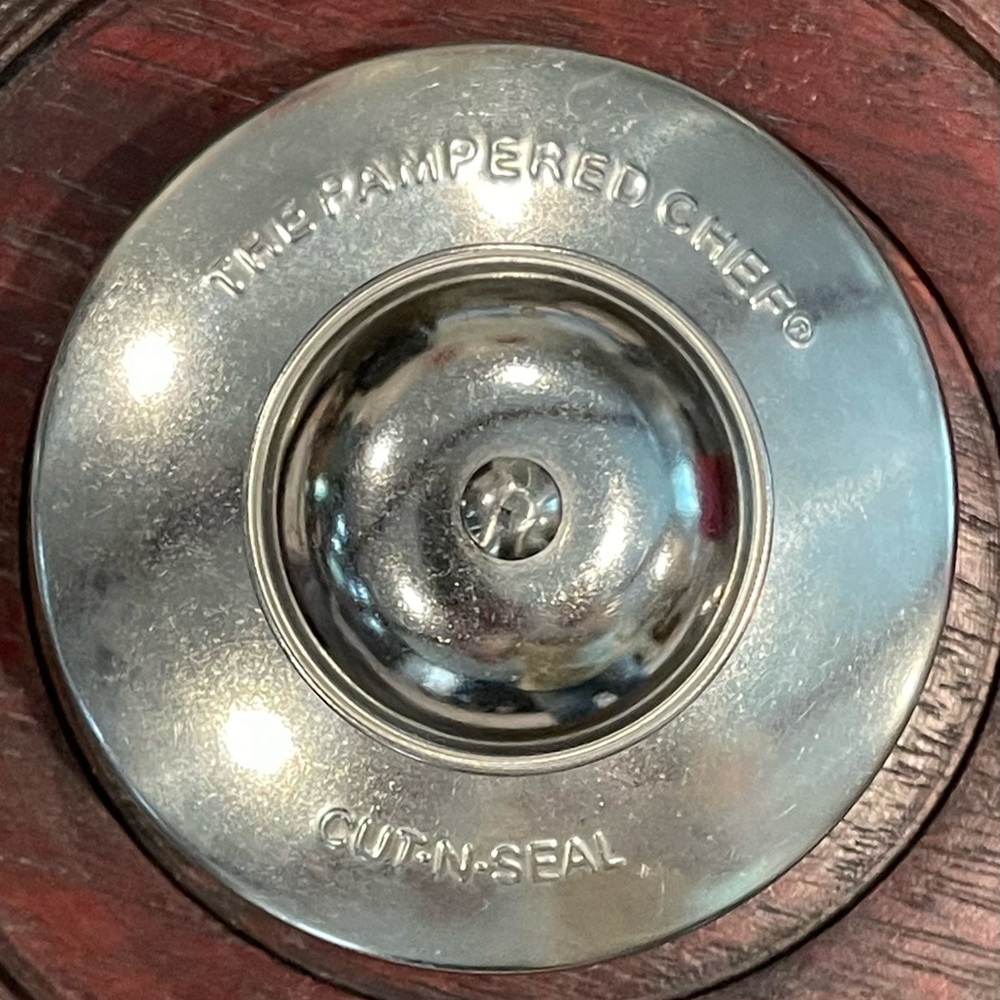 The Pampered Chef Cut-N-Seal Tool 3.5 Inch Diameter